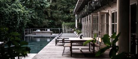 3 piscines extérieures, parasols de plage, chaises longues