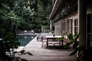 3 piscinas al aire libre, sombrillas, sillones reclinables de piscina