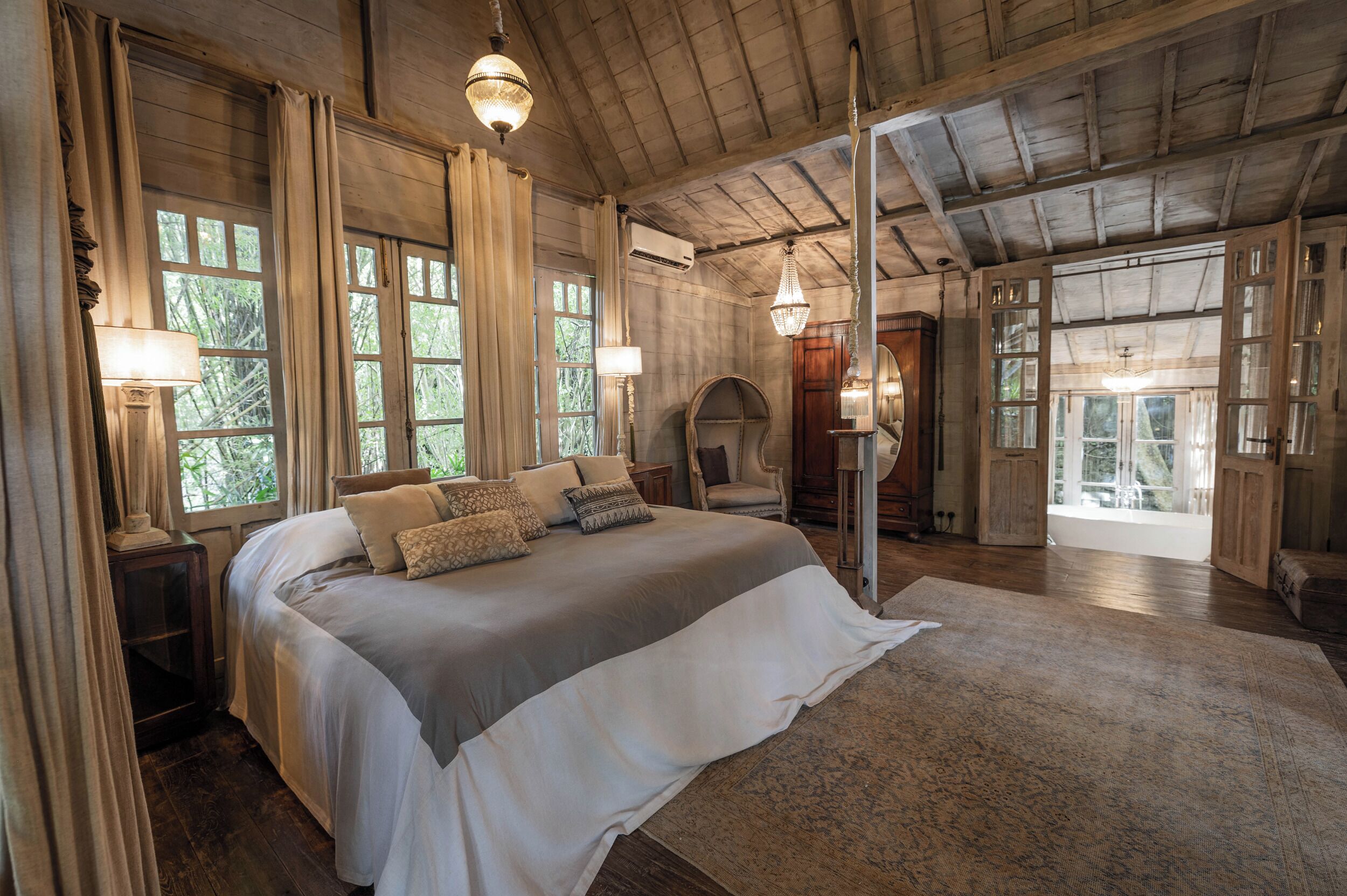 傳統套房, 1 張特大雙人床, 花園景觀, 池畔 | 1 間臥室、迷你吧、客房內保險箱、獨特裝潢