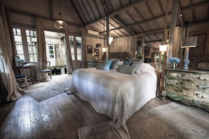 Suíte tradicional, 1 cama King, vista para o jardim, ao lado da piscina | 1 quarto, frigobar, cofres nos quartos, individualmente decorados