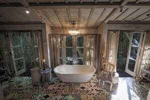 Suite Tradition, 1 très grand lit, vue jardin, en bord de piscine | Salle de bain
