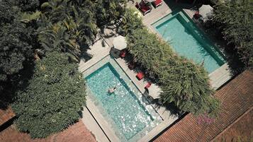 3 kolam renang outdoor, dengan payung kolam renang dan kursi berjemur
