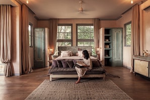 Suíte júnior | 1 quarto, frigobar, cofres nos quartos, individualmente decorados
