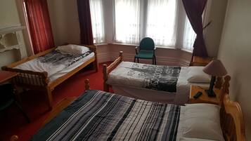 Habitación triple económica, baño compartido | Escritorio y wifi gratis