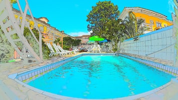 Piscina externa, guarda-sóis, espreguiçadeiras