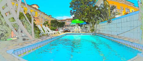 Una piscina al aire libre, sombrillas, sillones reclinables de piscina