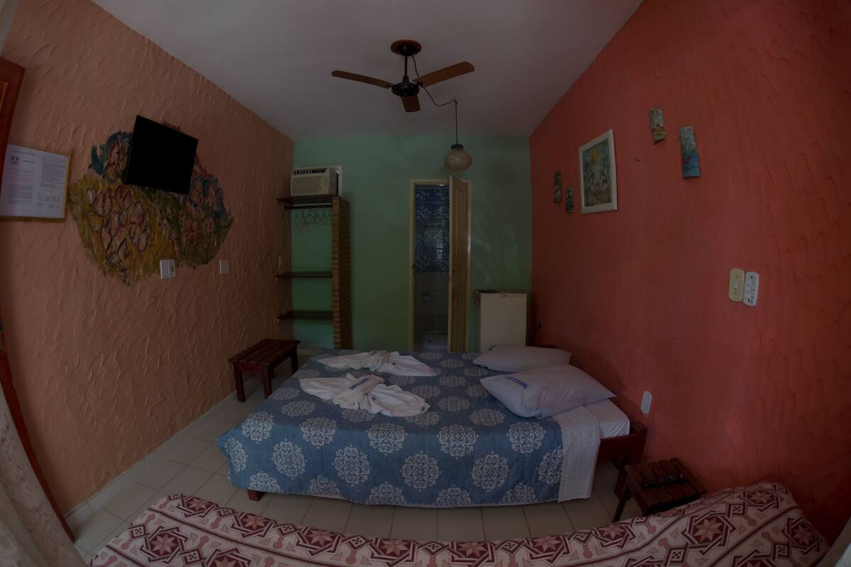 Minibar, in-room safe, blackout drapes, WiFi (free)