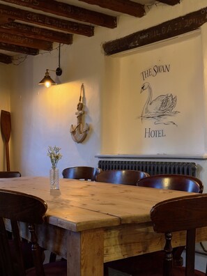 Bar (on property) - The Swan Hotel (Worcester)