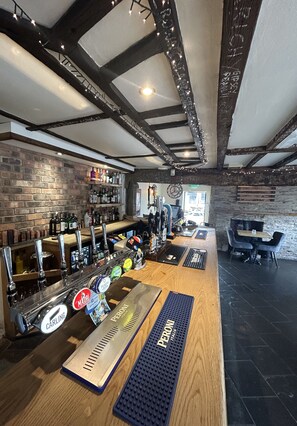 Bar (on property) - The Swan Hotel (Worcester)