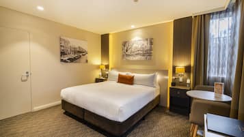 Habitación Deluxe, 1 cama King size | Ropa de cama de alta calidad y artículos del minibar gratis