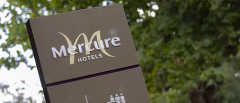 Señalización para Mercure Hotels, indicando dirección a la recepción.