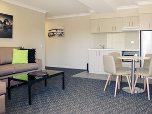 Premium bedding, free minibar items, in-room safe - Mercure Orange (Orange)