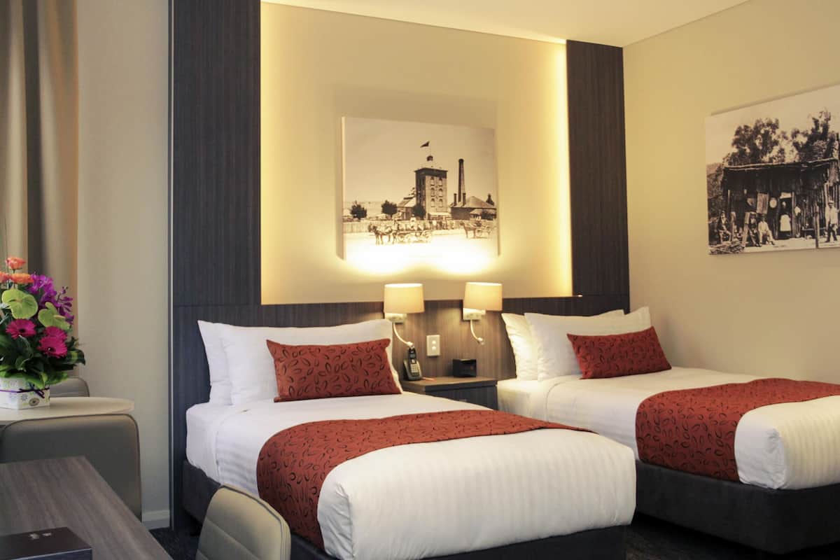 Quarto luxo, 2 camas de solteiro | Roupas de cama premium, frigobar (abastecido com alguns itens grátis)