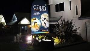Un hôtel appelé Capri, situé sur Fenton, dont l’enseigne annonce la présence de piscines thermales chauffées à l’énergie géothermique dans chaque chambre.