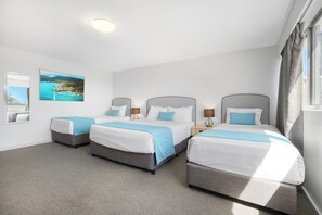 Escritorio, cortinas blackout y tabla de planchar con plancha 