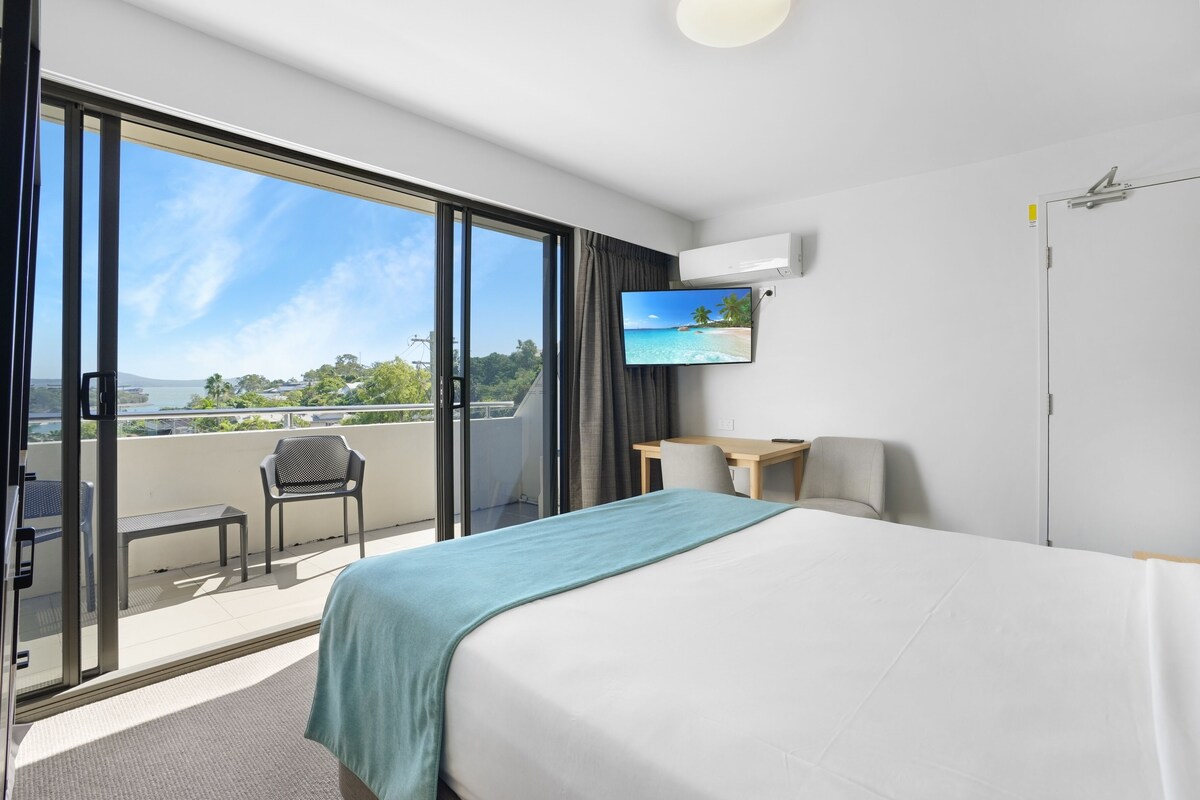 Deluxe Harbour View with Balcony | Desk, blackout curtains, iron/ironing board, free WiFi
