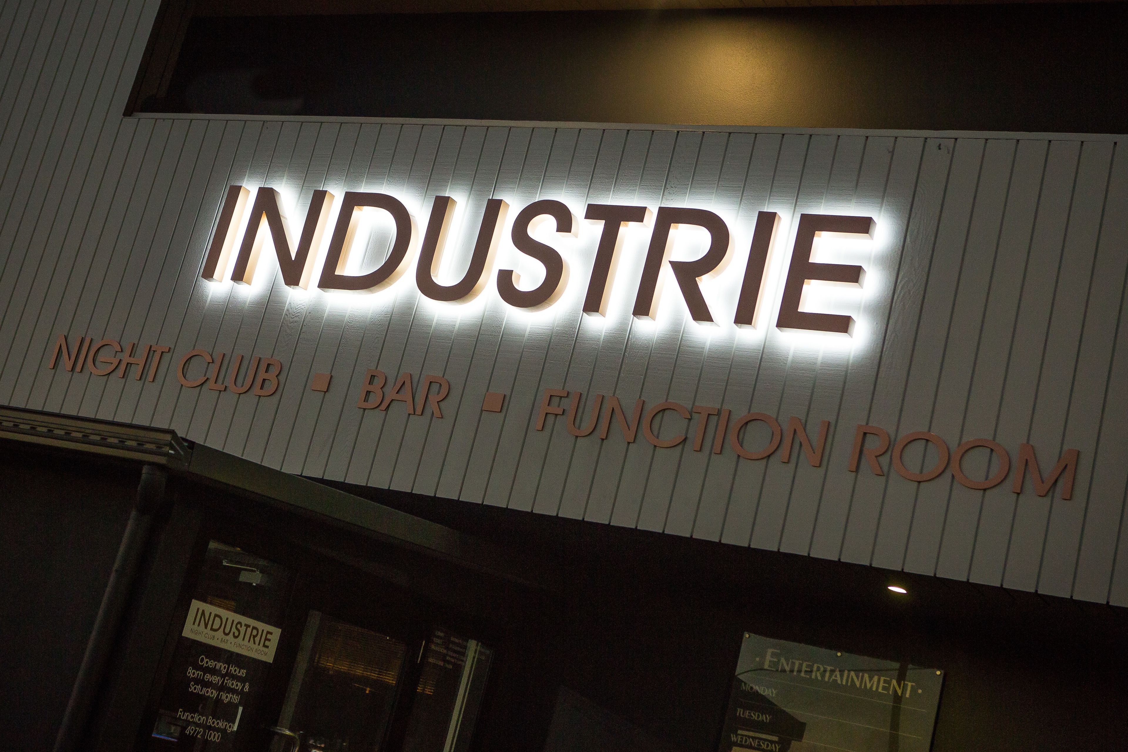 Schild für INDUSTRIE mit Nachtclub, Bar und Veranstaltungsraum.