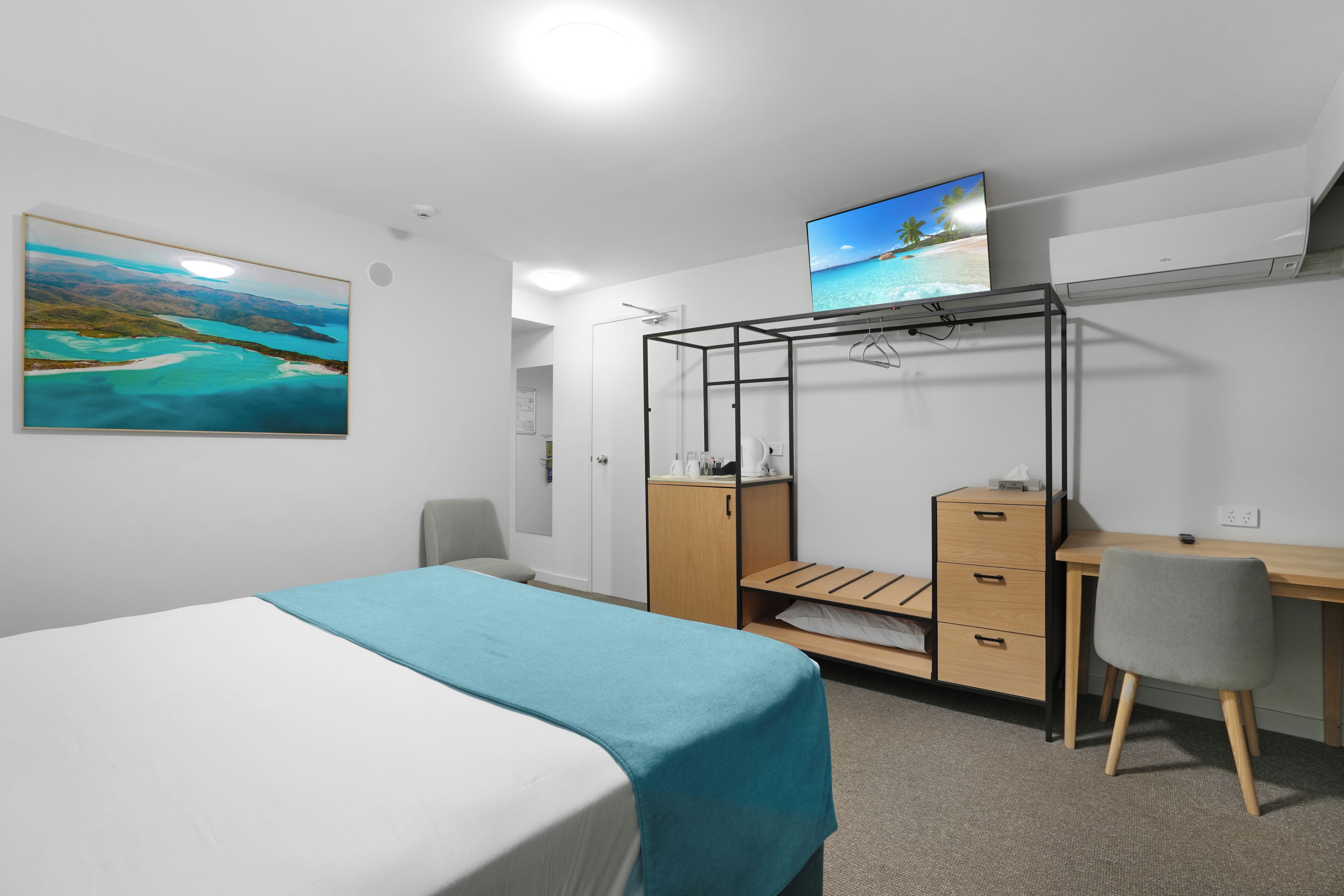 Standard Queen | Desk, blackout curtains, iron/ironing board, free WiFi