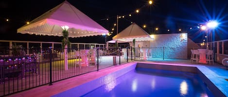 Piscina externa, espreguiçadeiras