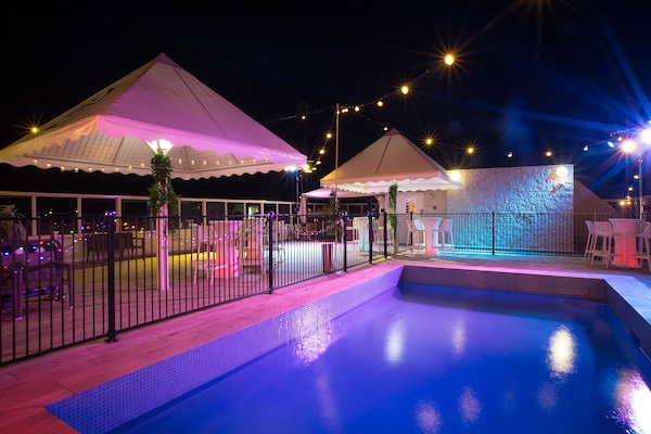 Piscine extérieure, chaises longues