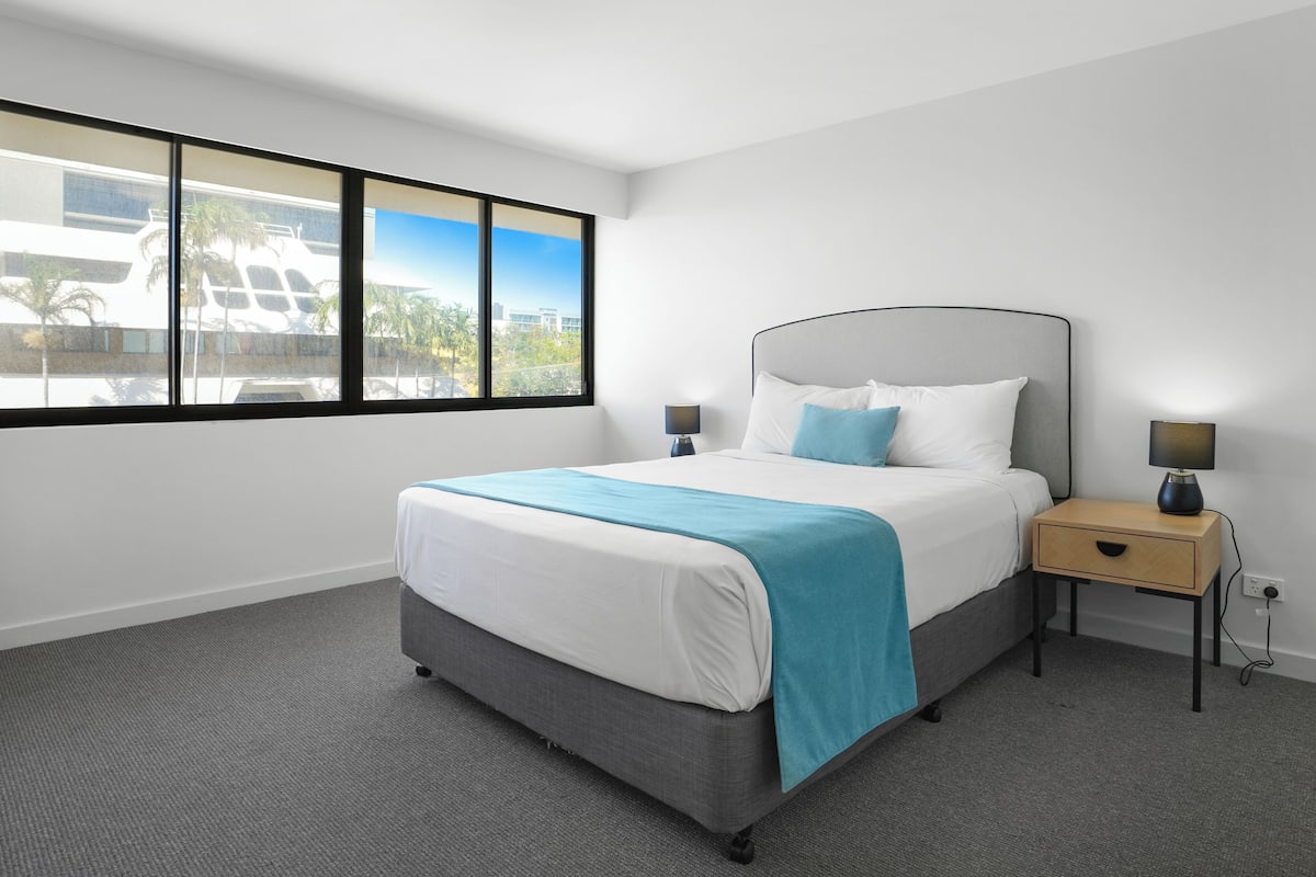 3rd Floor City Side Queen | Desk, blackout drapes, iron/ironing board, free WiFi