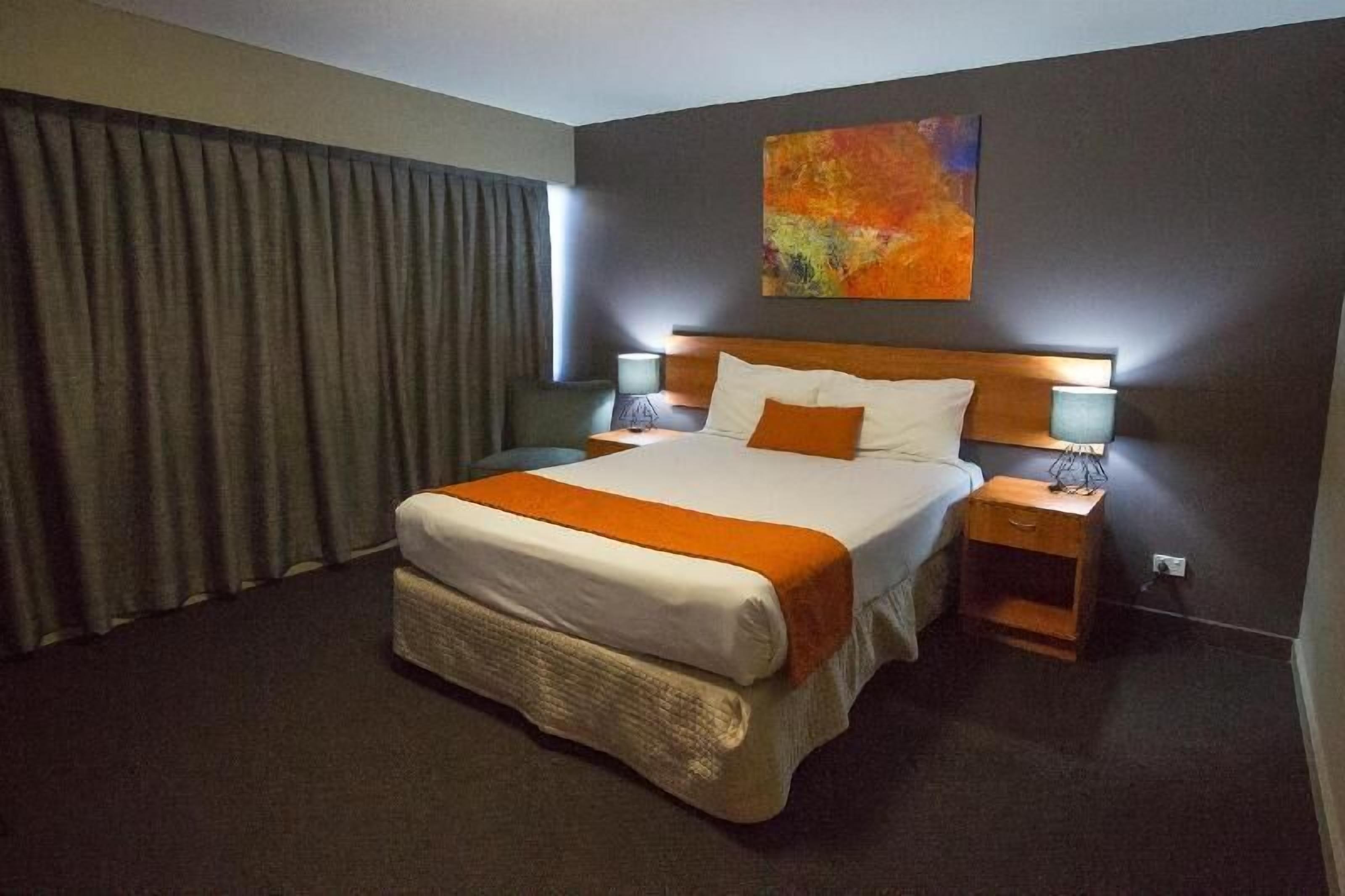 Escrivaninha, cortinas blackout, ferros/tábuas de passar roupa