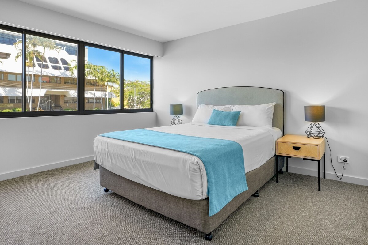 Standard Queen | Desk, blackout curtains, iron/ironing board, free WiFi