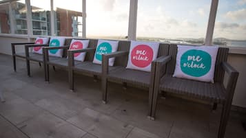 Een buitenzwembad en ligstoelen