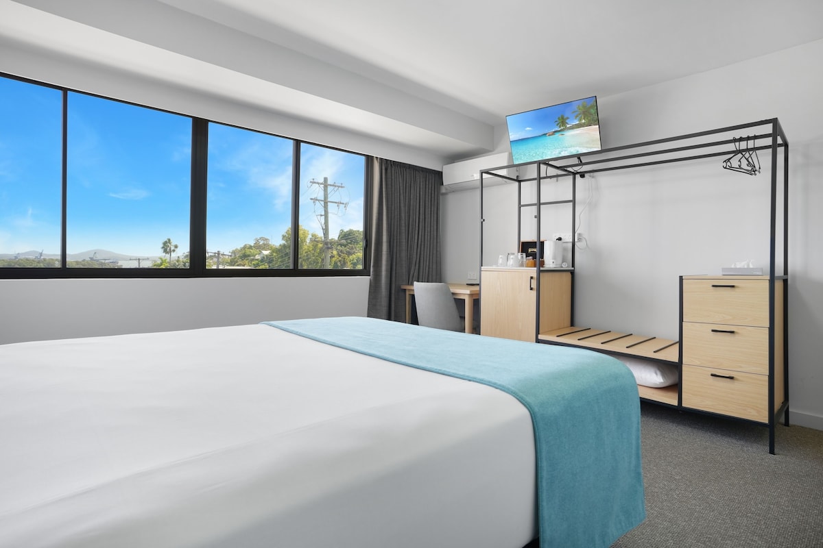 Standard Harbour Side | Desk, blackout curtains, iron/ironing board, free WiFi