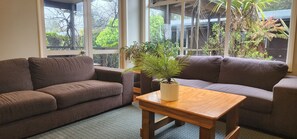 Kamar Double atau Twin Standar, 1 kamar tidur, kamar mandi umum, pemandangan kebun | Area keluarga | Meja tenis meja, mainan, dan buku