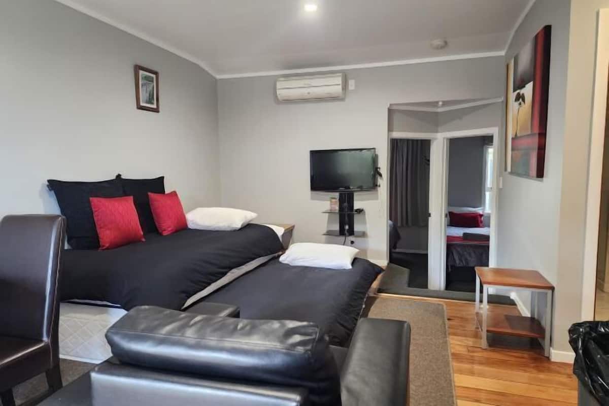 1 Schlafzimmer, Pillowtop-Betten, individuell dekoriert