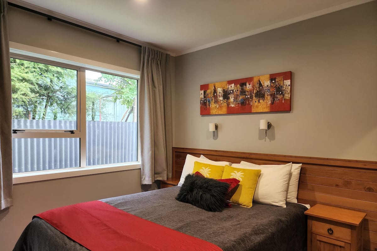 Comfort-Apartment, 2 Schlafzimmer, Küche, Erdgeschoss | 1 Schlafzimmer, Pillowtop-Betten, individuell dekoriert