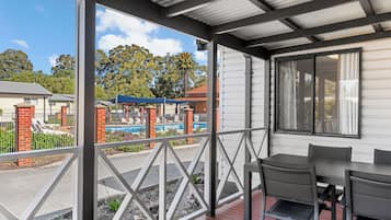 Deluxe 2 Bedroom Cabin | Terrace/patio