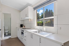 Superior 2 Bedroom Cabin | Private kitchen | Electric kettle - Discovery Parks - Perth Airport (Forrestfield)