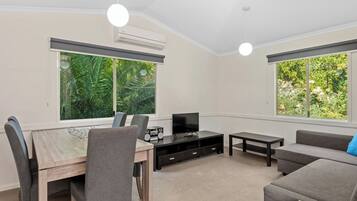 Cabane Supérieure, 2 chambres | Restauration dans la chambre