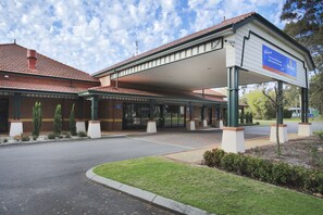 Property entrance - Discovery Parks - Perth Airport (Forrestfield)