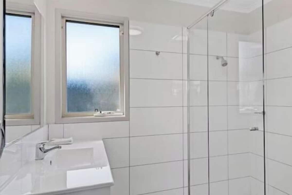 Salle de bain | Sèche-cheveux, serviettes fournies