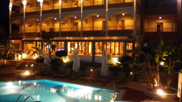 Outdoor pool, pool umbrellas, sun loungers