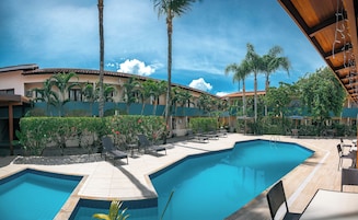 2 piscinas al aire libre, sombrillas, sillones reclinables de piscina