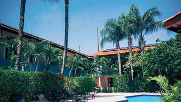 2 ulkouima-allasta, aurinkovarjoja, aurinkotuoleja