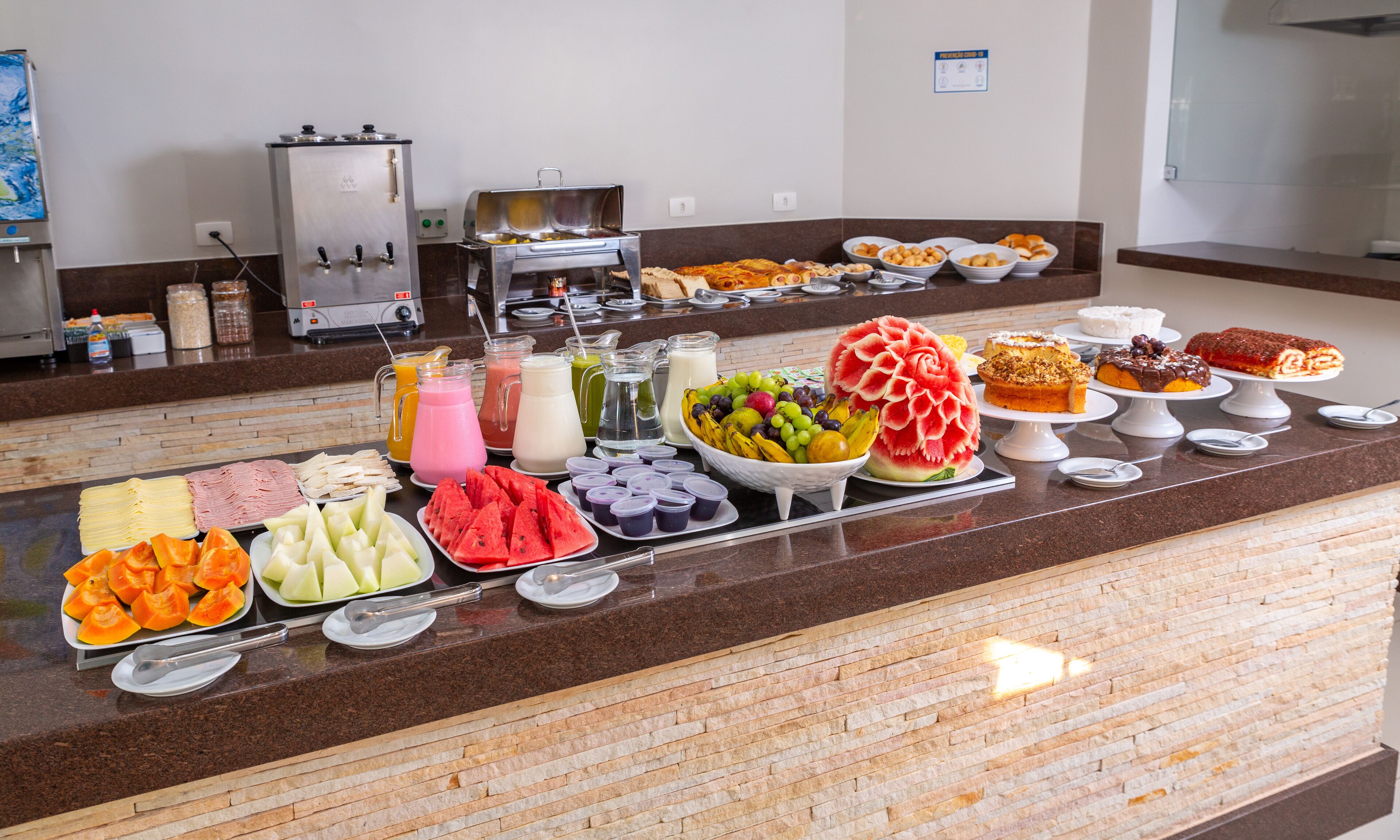 Un buffet con diversi cibi e bevande.