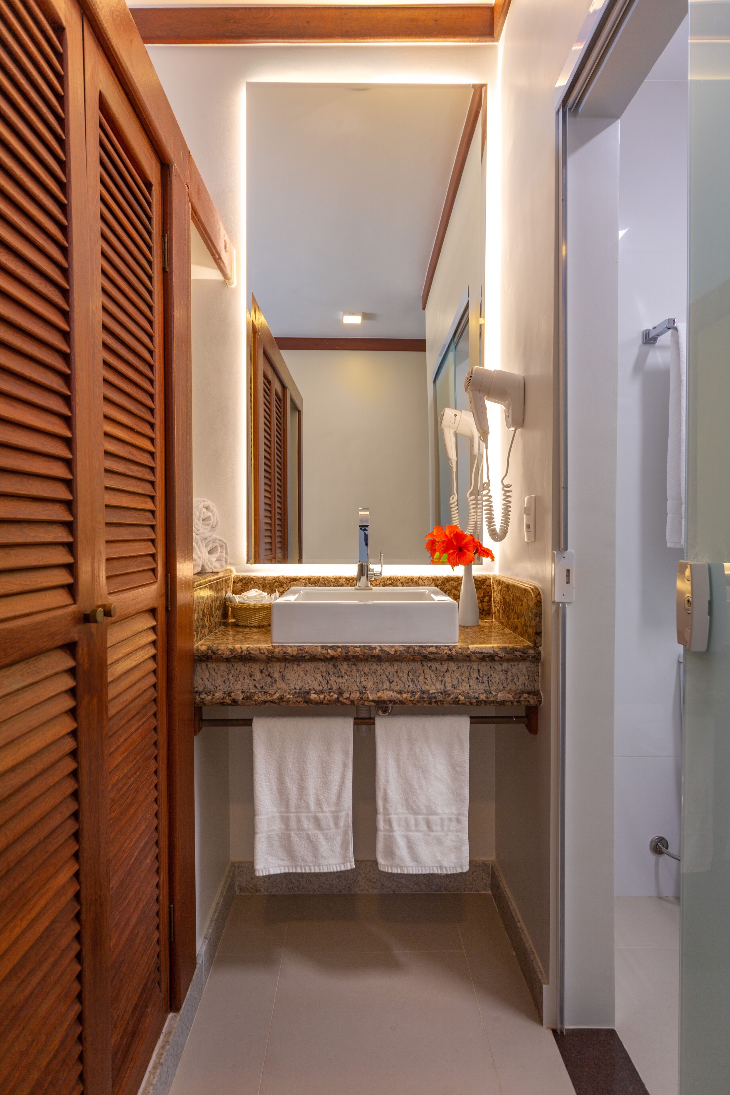 deluxe double room | 1 bedroom, minibar, in-room safe, blackout curtains