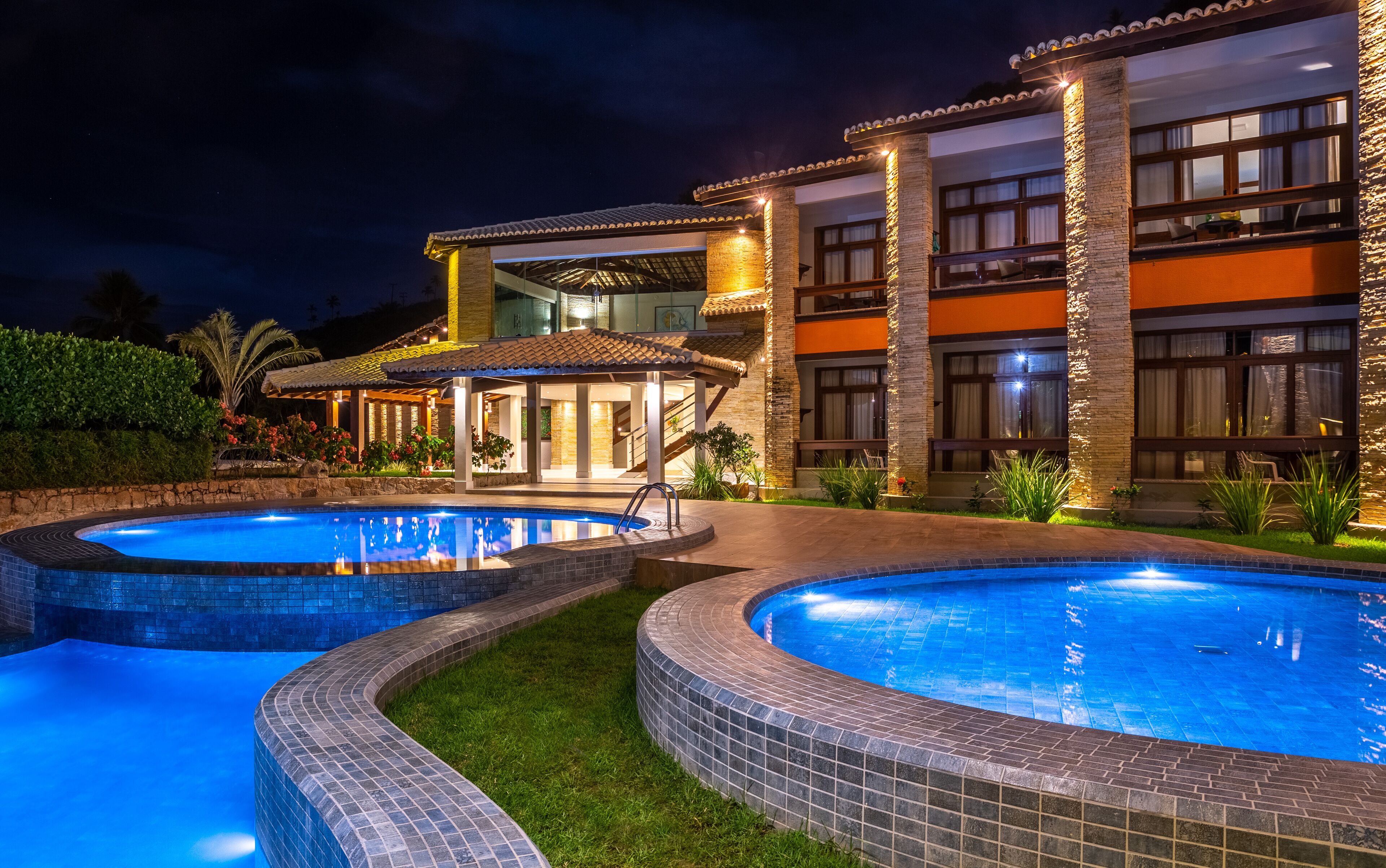 2 outdoor pools