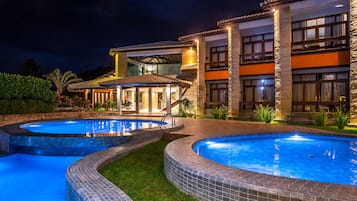 2 outdoor pools
