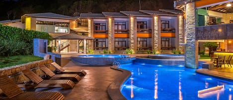 2 albercas al aire libre