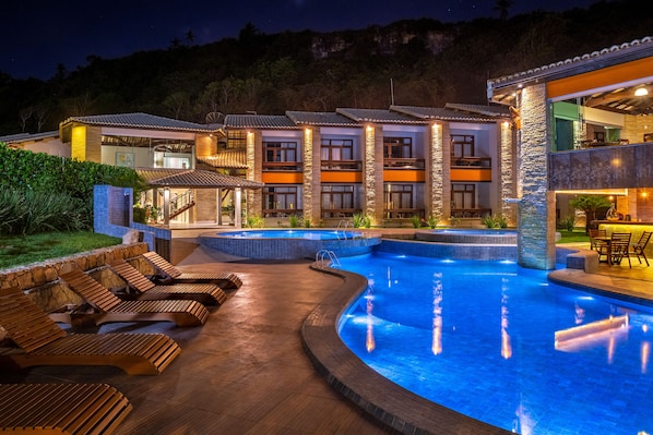 2 kolam renang terbuka