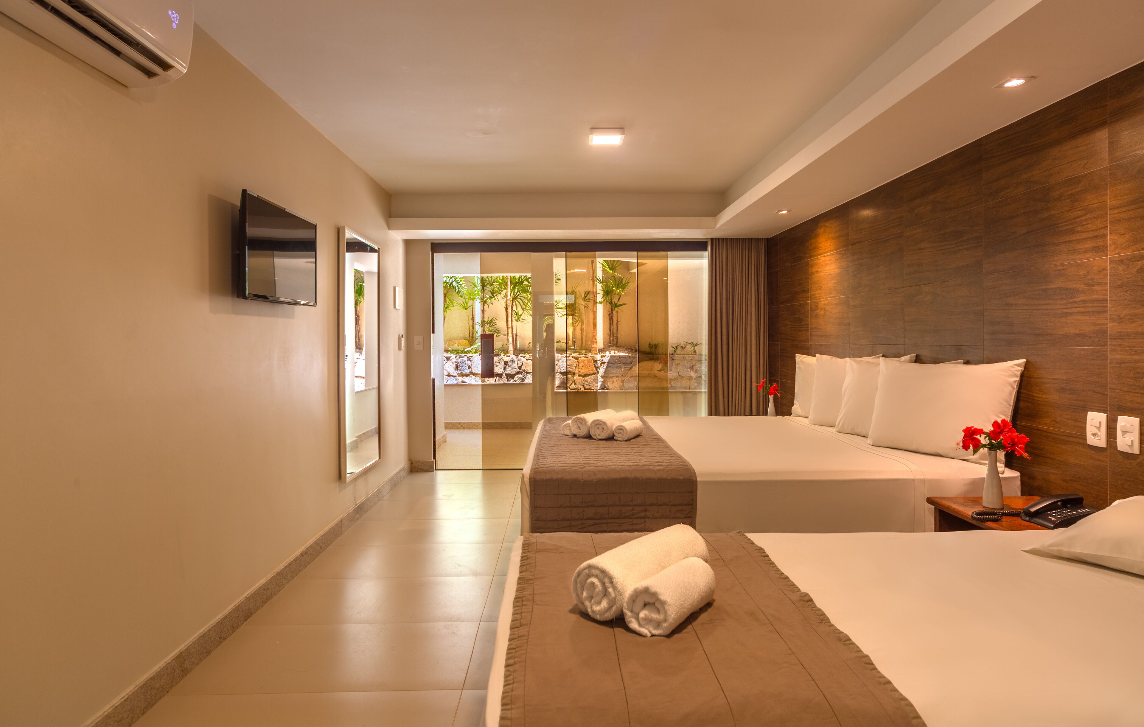 standard room | 1 bedroom, minibar, in-room safe, blackout curtains