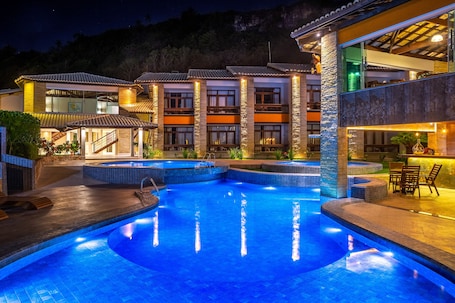 2 outdoor pools