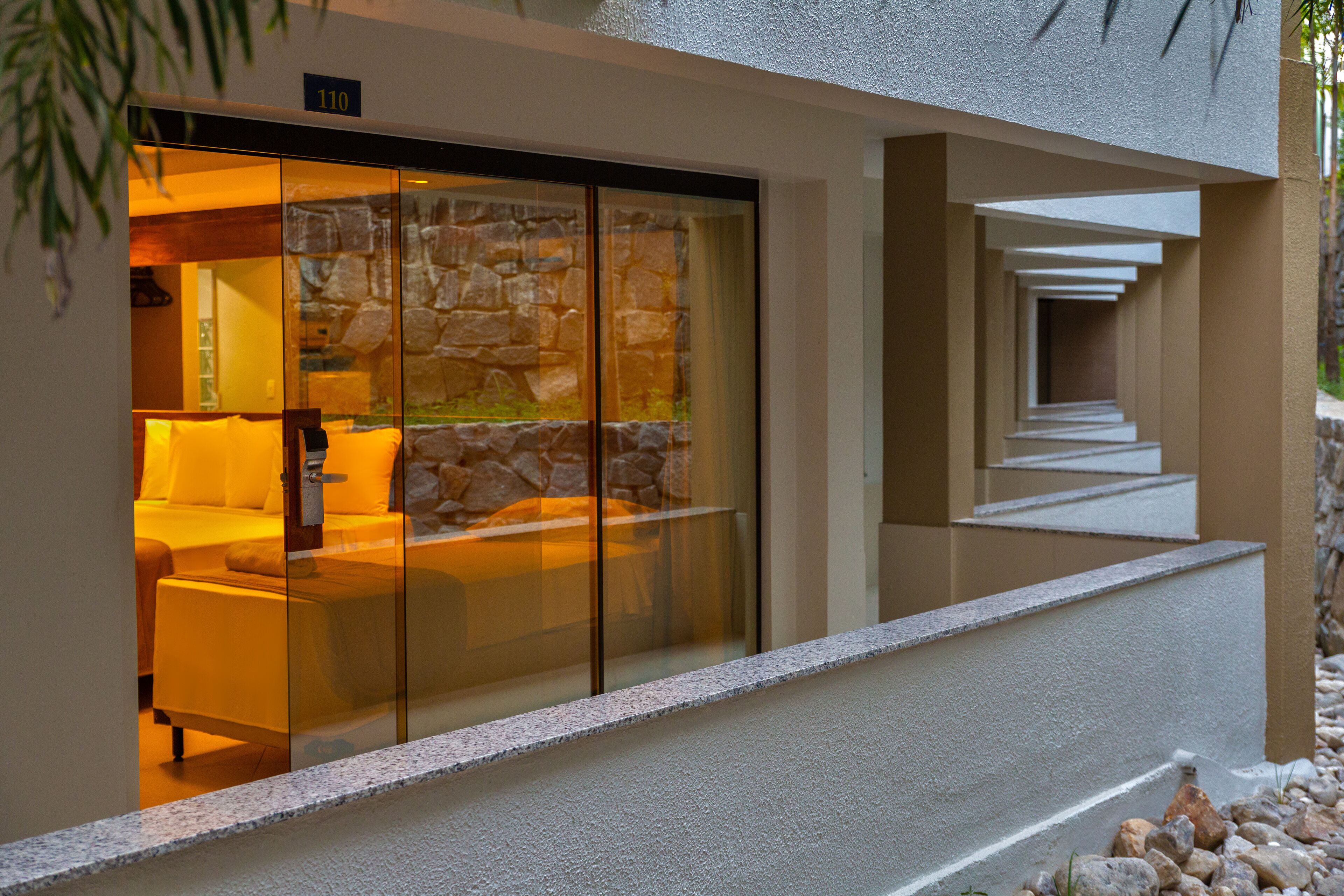 standard room | 1 bedroom, minibar, in-room safe, blackout curtains