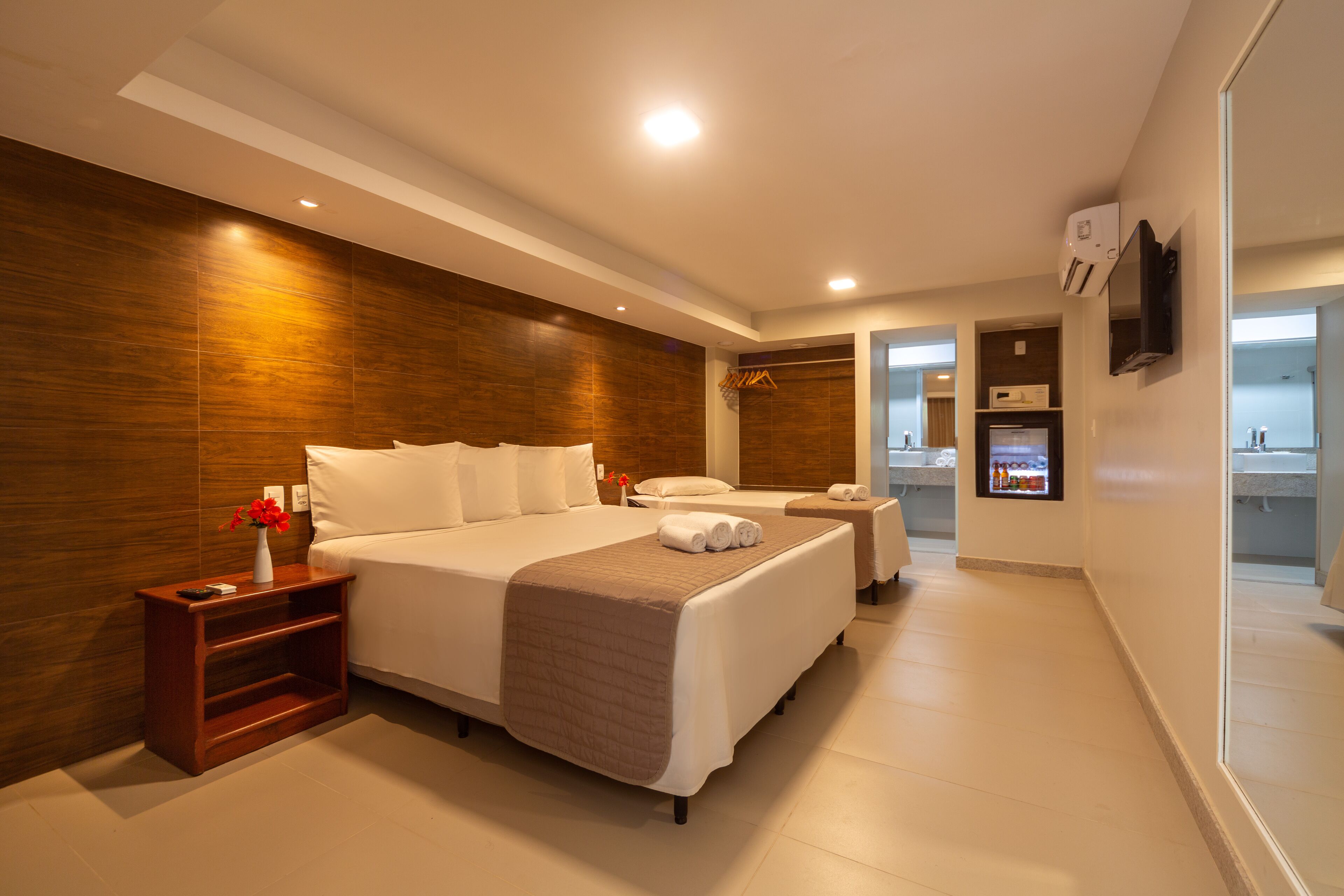 standard room | 1 bedroom, minibar, in-room safe, blackout curtains